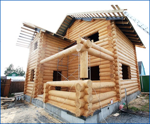 Фото строительства двухэтажного дома из оцилиндрованного бревна